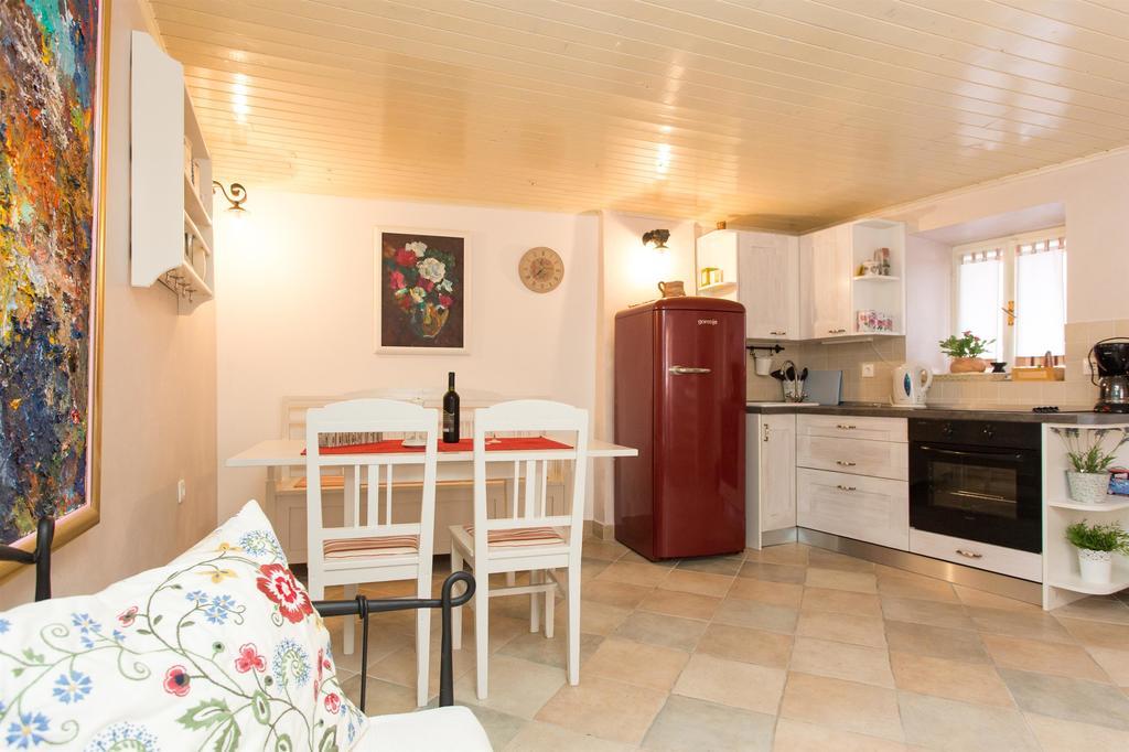Holiday Home Smokovec Vrbnik Ngoại thất bức ảnh