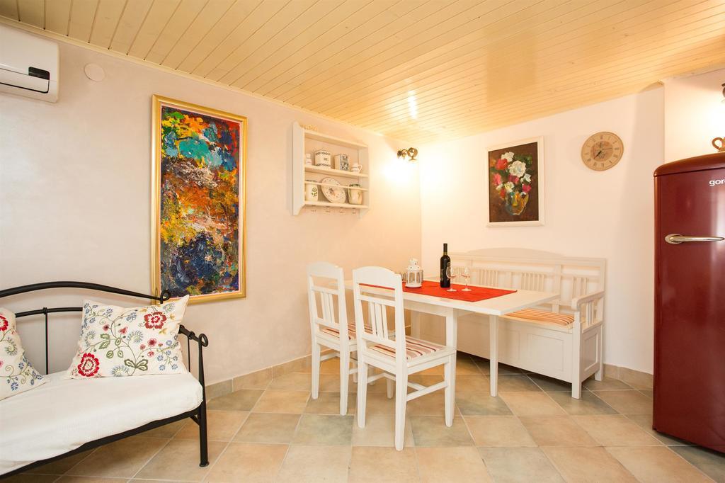 Holiday Home Smokovec Vrbnik Ngoại thất bức ảnh
