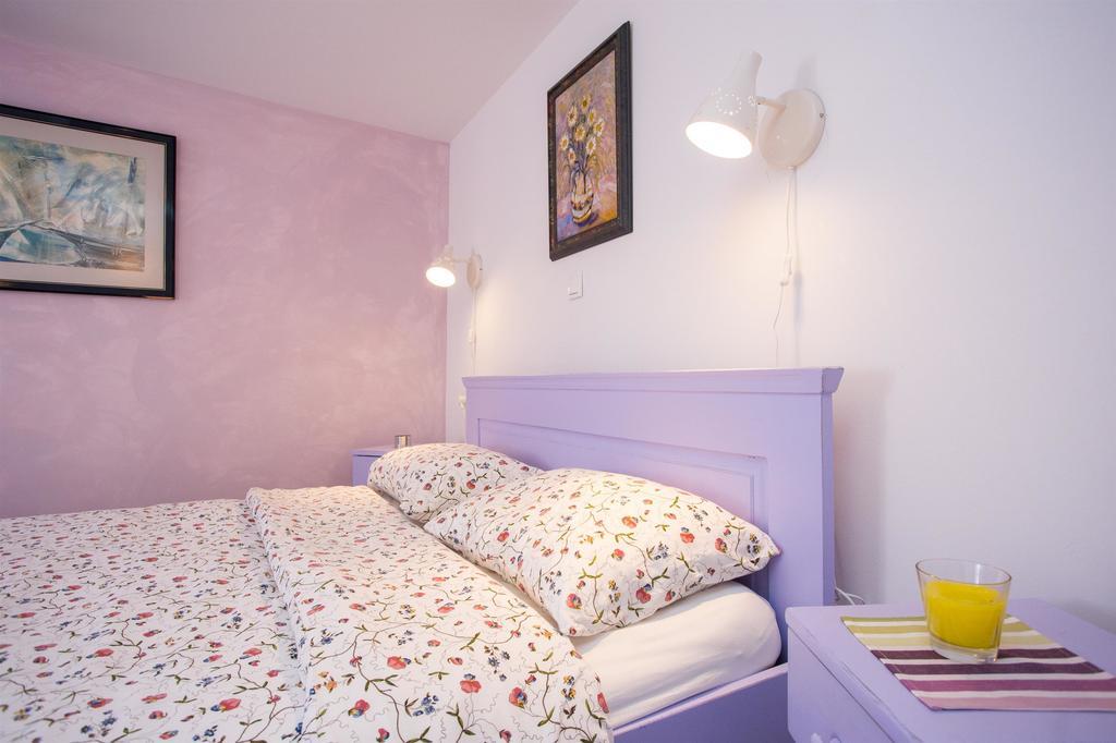 Holiday Home Smokovec Vrbnik Ngoại thất bức ảnh