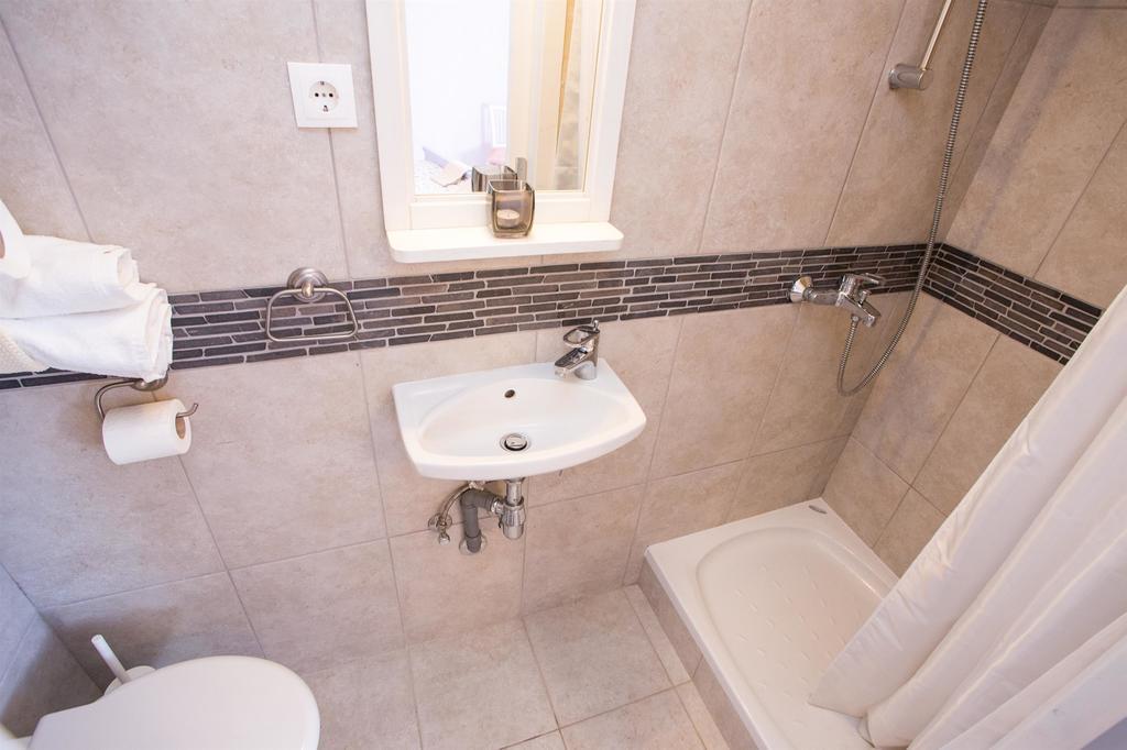 Holiday Home Smokovec Vrbnik Ngoại thất bức ảnh