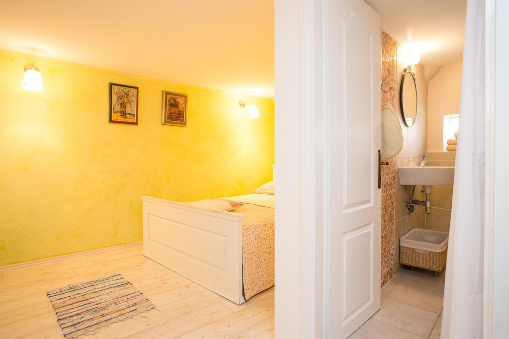 Holiday Home Smokovec Vrbnik Ngoại thất bức ảnh